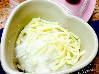 step3: 預熱焗爐至180度。在焗盤中先放入粉糰，厚度約2-3厘米，鋪平。起司碎鋪面。