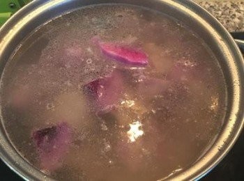 step3: 待大骨滾過30分鐘後，斟酌狀況再略添些水，然後放入蓮子及山藥，並加入調味料，水滾後轉小火慢煮15分鐘到蓮子鬆軟即可。 享用時可擺上香菜或蔥花。