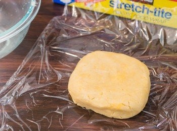 step5: 批皮做法：把材料結合成一粉糰（不要過份揉搓），按成方形碟狀，以保鮮紙包好，置於雪櫃 30 分鐘以上。