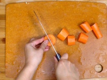 step9: 甘筍去皮去頂後切大塊