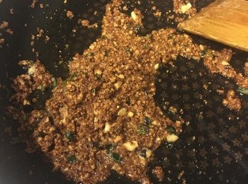 step4: 加入豆酥用小火慢炒
這個過程比較需要有點耐心
大約要炒5分鐘左右！
 
 等到豆酥慢慢變脆變乾
再加入一大匙的砂糖提味即可！
 
我喜歡脆一點的口感，所以炒得偏焦