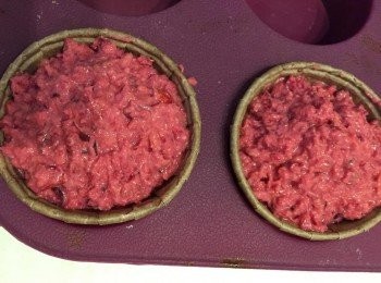 step5: 麵粉糊置入小蛋糕杯，約八成高。