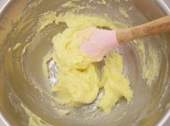 step5: 倒入砂糖一塊拌勻。