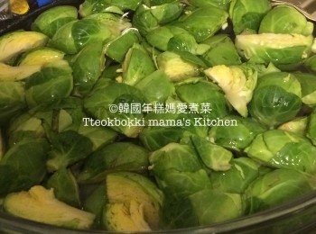 step1: 把300g抱子甘藍洗淨後瀝乾，每個小抱子甘藍切一開四會比較快熟。