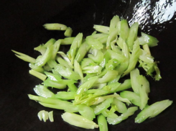 step3: 熱油鍋把西芹下鍋熗炒至5成熟後取出待用