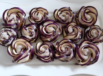 step5: 煮滾一大鍋水，放上蒸架和茄子花，隔水蒸17分鐘便成。