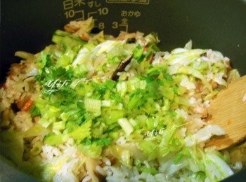 step7: 等飯鍋跳起來燜熟米飯.試吃看看.全熟了再加入另一半菜料拌勻按下飯鍋再次燜一下.最後起鍋前拌入香菜和芹菜
