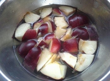 step3: 蘋果洗淨，去核，切粒。
放進鹽水內，待用。