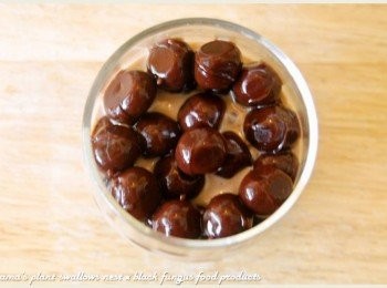 step4: 將黑木耳QQ圓由杯身往中心點逐一擺放後，再鋪上一層優格。