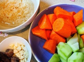 step2: 同時可以準備其他材料，把甘荀及佛手瓜去皮切塊，雪耳浸軟。