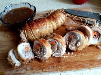 step10: 最後將雞卷放涼後剪去棉繩切件放上碟 , 再淋上汁料即可