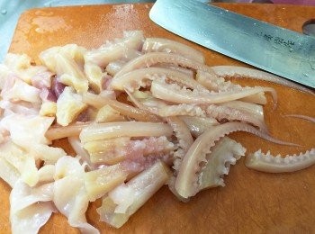 step2: 將洗淨的魷魚切開一段段，約2-3吋，再用篩子隔水