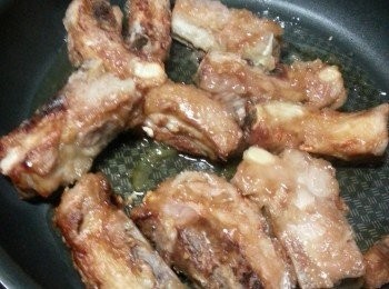 step6: 煮熱汁料加入金沙骨即可熄火,(不要煮柚子太耐,否則會有苦澀味)金沙骨拌勻汁料