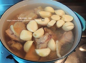 step3: 準備一鍋子(我這個鍋子容量大約是2000cc)，冷水七分滿加入雞肉塊、大蒜中火開始煮