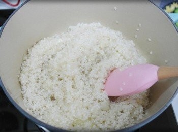 step6: 酒精揮發後加入白米拌炒~~