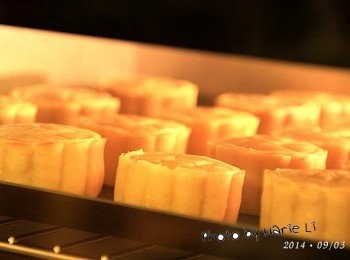 step8: 《烘王A+ HW-9988，預熱 上190度、下190度》


重新將烤箱設定好

上火：         190度
下火：         190度
烤盤放置：      上層
烘焙時間： 10~12分鐘

※ 每台烤箱的狀況皆不相同，請依自家烤箱的狀況做調整設定。

刷上蛋液的月餅再次送進已預熱好的烤箱中
烘烤至表面呈現漂亮的色澤即可