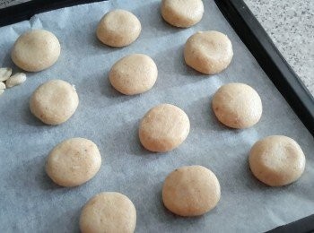 step4: 分成小份，搓圓，用手按扁少少，放在烘焙紙上