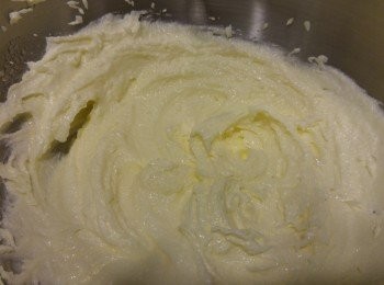 step2: 將軟化了的牛油和糖用電動攪拌器打成cream狀。