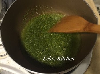 step2: 步驟二：
留約80ml的煮麵水，放入青醬粉
(我是使用味好美，Costco有販售，
但它的味道並不是濃郁的那種青醬，
所以我通常把它當成清炒的調味用XD)
拌勻後開火，接著放入橄欖油。
