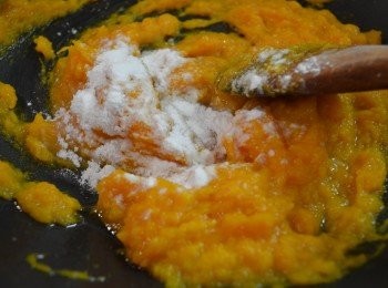 step5: 接著倒入澄麵粉繼續翻炒至很黏調狀，就可熄火。