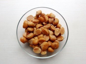 step2: 夏威夷豆先用烤箱以低溫150度c烘烤上色(時間約8-10分鐘),取出放涼。