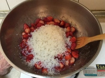 step7: 草莓出水後即可開始加入蒟蒻米、檸檬汁一起熬煮