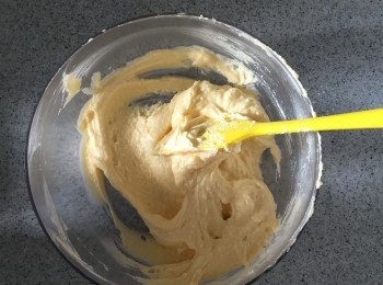 step5: 牛油、砂糖用機或手打起，然後加入雞蛋攪滑，篩入低筋麵粉成麵糊。