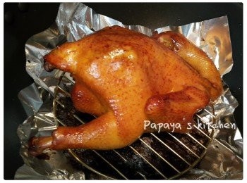 step4: 熏好後，係雞表面掃上熟油，最後就要將雞切件，一定要磨利把刀，"快狠準"咁劈落去