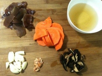 step3: 黑木耳用手剝小片、紅蘿蔔切片、乾香菇的水份擠出後切半（香菇水要留著）、蒜頭拍碎去皮備用。