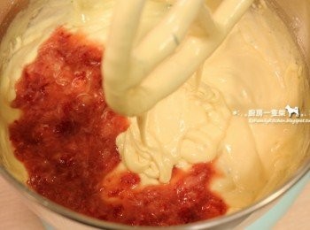step7: 新鮮草莓125g去蒂、洗淨瀝乾，打成泥狀後，加入麵糊中拌勻。