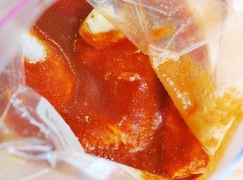 step2: 將醃料與雞大腿於夾鏈袋中混合均勻、按摩入味，冷藏醃漬1小時（若過久肉質會變成粉粉的口感）