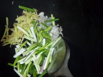 step6: 鍋洗淨，燒熱倒入2湯匙油，加入姜絲、蔥段(留起少許)、乾蔥頭粒爆香