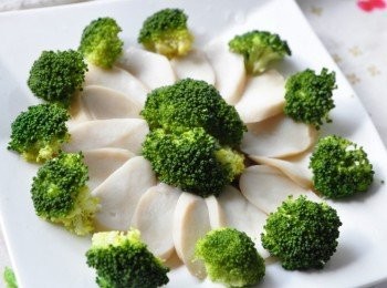 step4: 接著在最外圍也擺上一朵朵小綠花椰