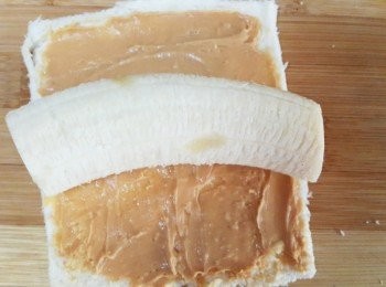 step2: 塗上厚厚一層花生醬 放上香蕉（香蕉切出與吐司相同長度）