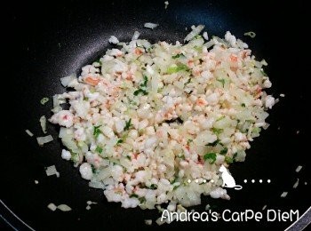 step3: 洋蔥炒軟後,加入蔥花炒勻,再加入蝦仁粒炒勻後,即可<span class="group_2">調味</span>