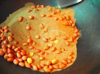 step1: 1.先將花生炒熟。(鍋中加入需要的鹽巴一起炒，鹽巴可以重複使用)