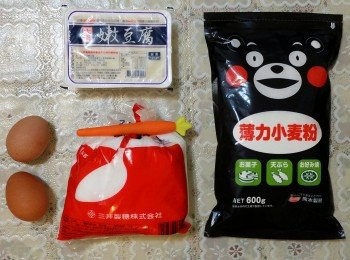 step1: 【前置作業】低粉過篩備用；分離蛋白蛋黃（使用冰雞蛋），注意不要讓蛋白沾到蛋黃、水份及油脂，否則不易打發；嫩豆腐稍作清洗並瀝乾淨（不用到完全出水，在使用前置於篩網上即可）。