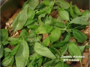 step12: 添加鴻喜菇（用手撥散）、胡蘿蔔(取出百里香束），翻炒均勻約2-3分鐘