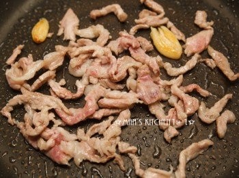 step1: 開始起油鍋，將大蒜下鍋爆香後加入肉絲炒至半熟。