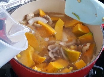 step5: 將水份加入鍋內，大火煮滾後轉小火煮15分鐘。