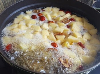 step5: 將所有材料放入大鍋中，大火燒至滾後，關火。