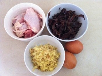 step1: 預備<span class="group_1">食材</span>。
雞腿剁塊利用燒水燙過待用。
木耳泡軟切絲。

老薑洗淨用刀背剁蓉，想要味道濃，可以再加。將薑蓉揸出汁，與薑蓉分開盛放。