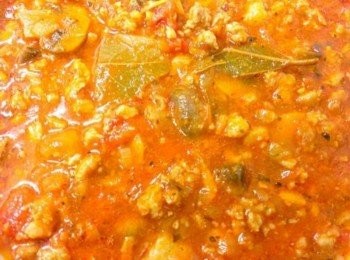 step4: 加入月桂葉~黑糊椒~鹽~羅勒葉~再煮半個小時~再依個人口味調整鹹淡~