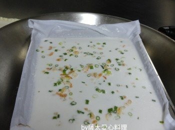 step3: 鍋中放腸粉用蒸㿽，鋪上腸粉專用布，
倒入2大壳粉槳(粉槳用時要撹均)。加蓋蒸大約2~3分鐘，至粉槳凝固起大包包，即可上鍋。