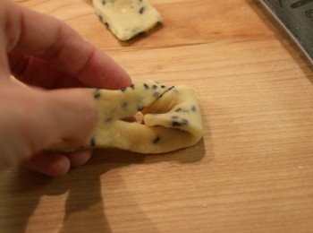 step9: 然後把長麵條的其中一邊往切口上穿過去，形成蝴蝶結狀（即蛋散形)。