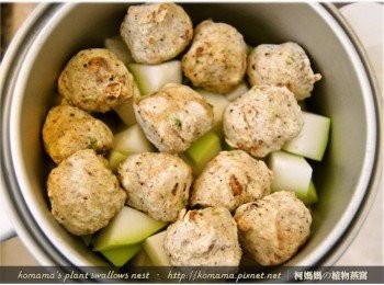 step3: 將香菇貢丸也放入電鍋中，鋪放在蒲瓜塊的上頭。