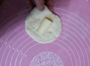 step4: 將半片芝士片包入作饀, 小心包好埋口, 以免焗時漏出