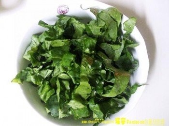 step3: 芥蘭葉切粗絲，然後用滾水落少許海鹽煮半分鐘，然後盛起備用。