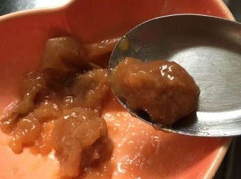 step3: 梅子先用匙壓碎，中間的核除去