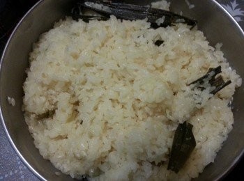step4: 把糯米隔水蒸20分鐘，再加少許椰汁蒸多10分鐘，待冷卻。